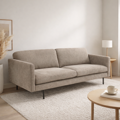 3-istuttava Ystad-sohva beigellä Cloud 09 -kangasverhoilulla ja mustilla metallisilla jaloilla. Stailattu visualisointi.