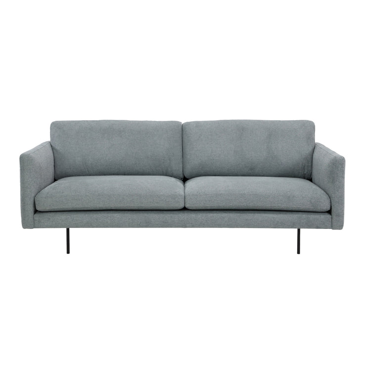 3-istuttava Ystad-sohva harmaalla Pacific 158 -kangasverhoilulla ja mustilla metallisilla jaloilla.