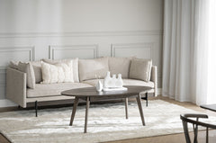 Kuvassa on ovaalinmuotoinen Yumi-sohvapöytä, ruskea.