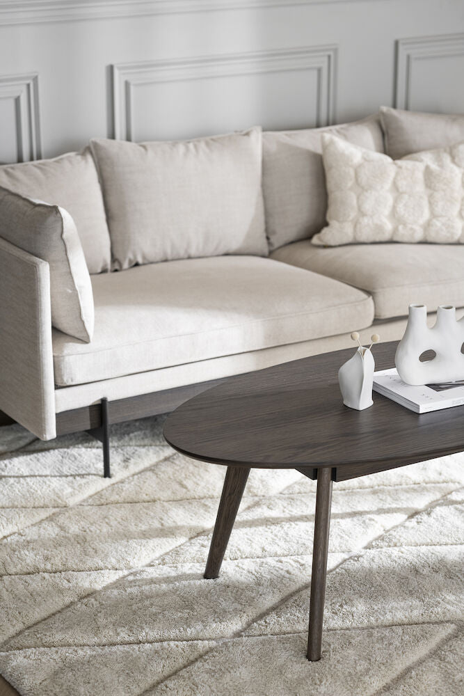 Kuvassa on ovaalinmuotoinen Yumi-sohvapöytä, ruskea.