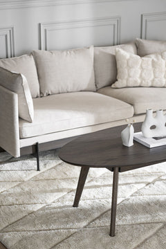 Kuvassa on ovaalinmuotoinen Yumi-sohvapöytä, ruskea.