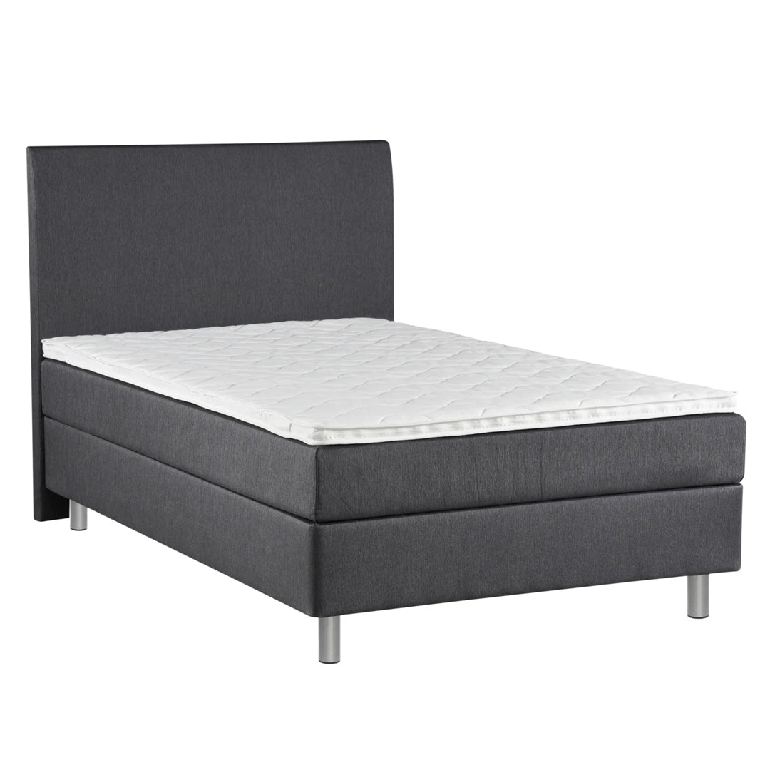 Aalto-jenkkisänkypakettiin sisältyvät profiloitu sijauspatja ja metallijalat. Kuvan Aalto-sängynpääty myydään erikseen.