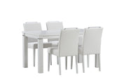 Kuvassa on yhdistetty pöytäryhmäksi Aava-tuolit valkoisella keinonahkaverhoilulla ja valkoisilla puujaloilla. Aava-tuolit myydään verkkokaupassa kahden tuolin myyntierässä ja mallistomme ruokapöydät myydään erikseen.