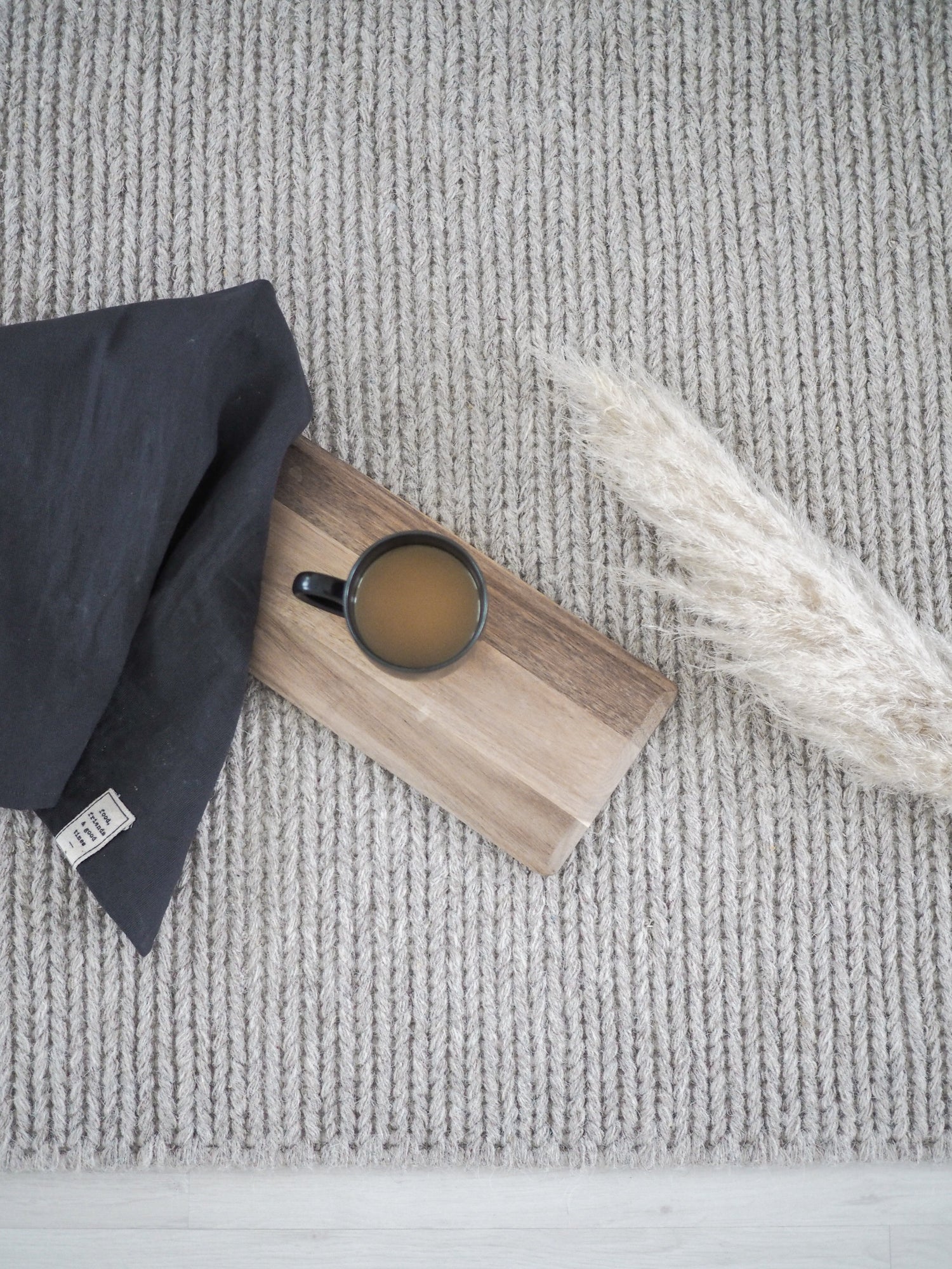 Kuvassa on Anna-villamatto harmaana. Villamatto tuo pehmoisen lämpimän tunnelman.