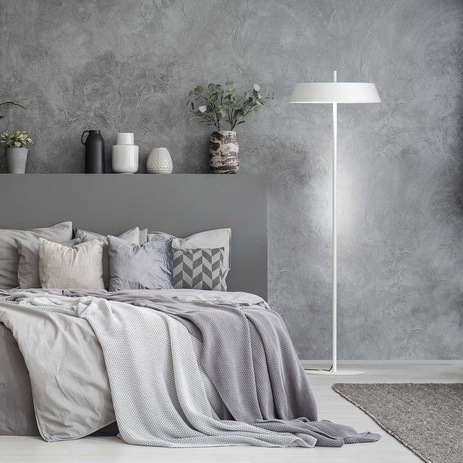 Kuvassa on Bliss-lattiavalaisin, mattavalkoinen. Valaisimessa on himmennin ja virtakytkin johdossa.