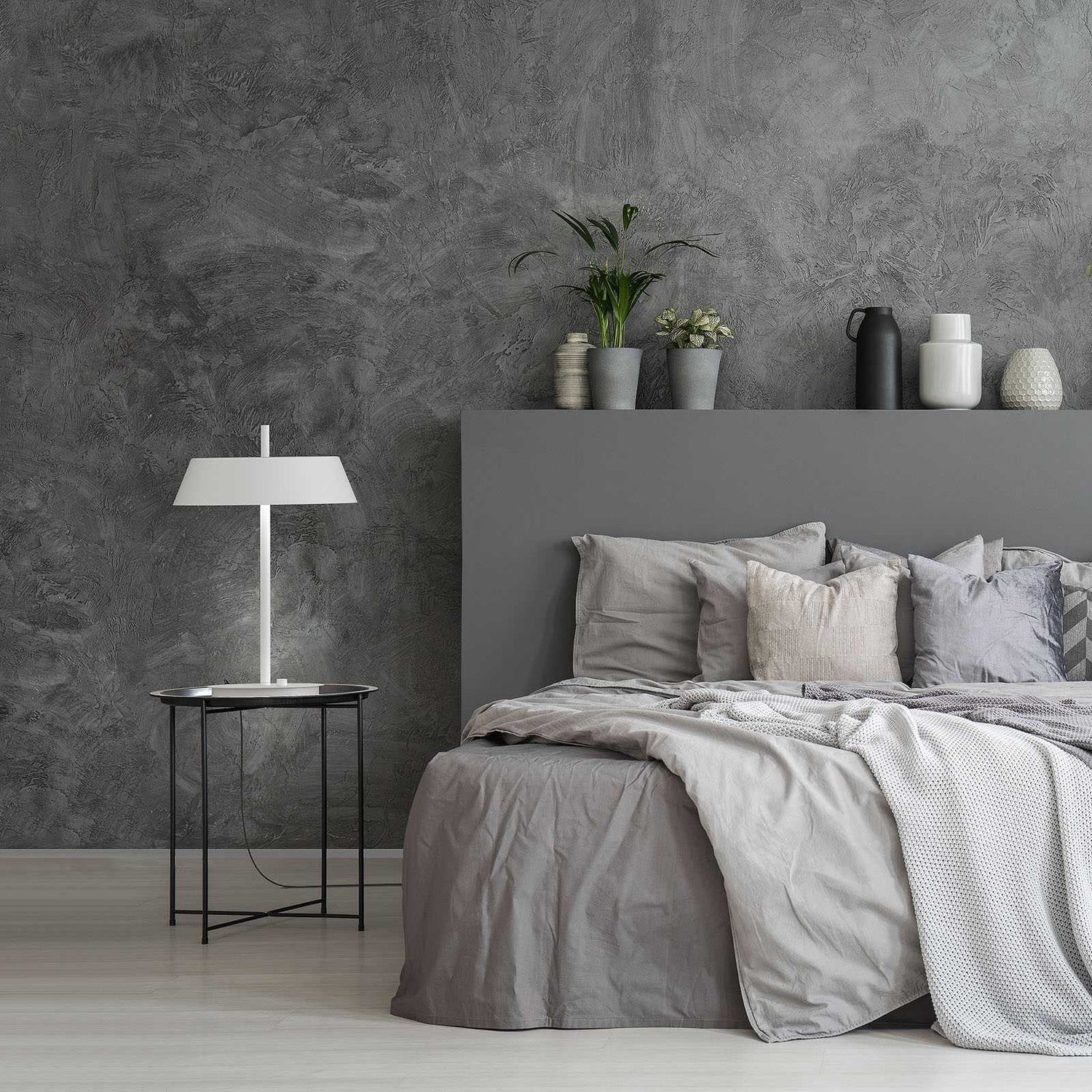 Kuvassa on Bliss-pöytävalaisin, mattavalkoinen. Valaisimessa on himmennin.