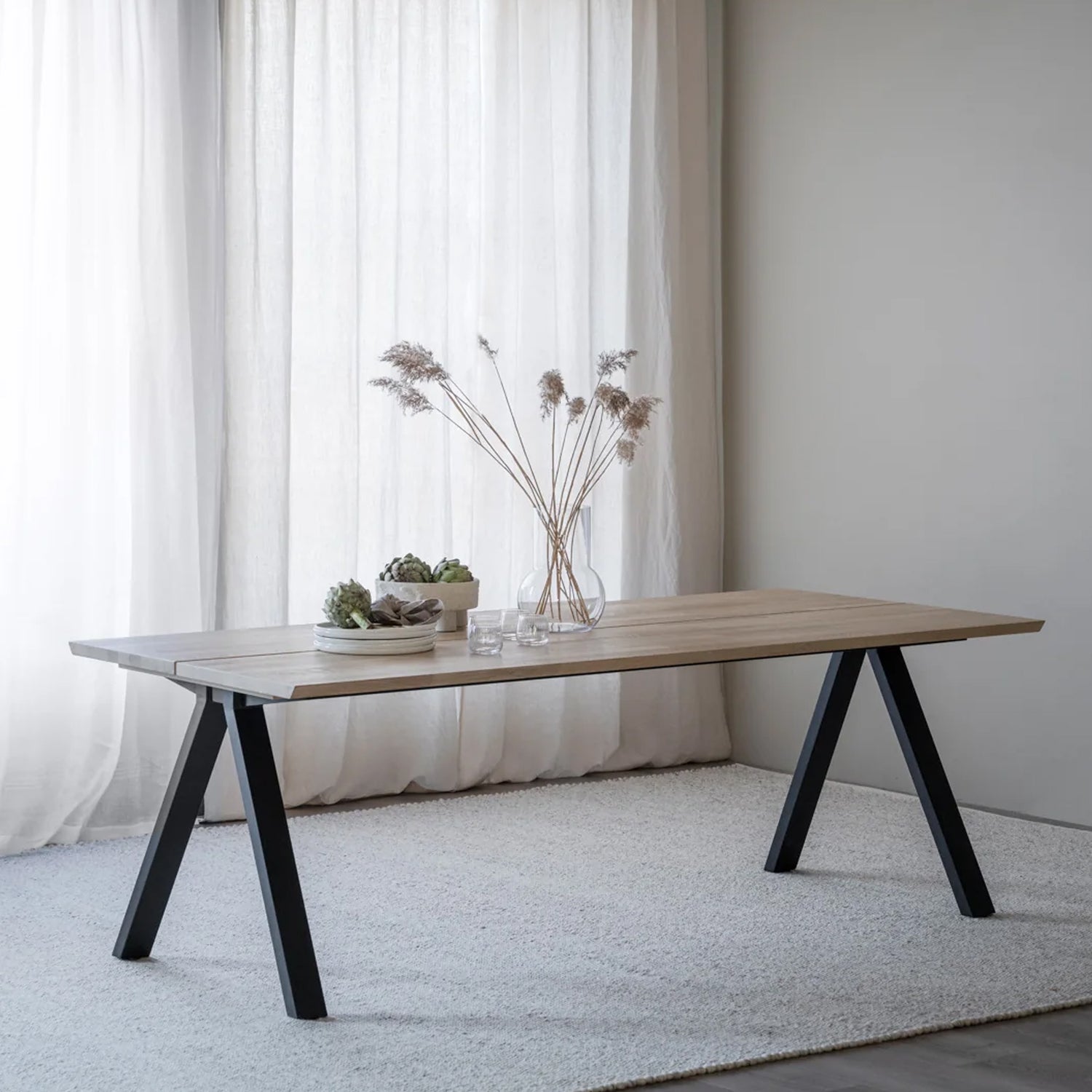 CARRADALE ruokapöytä 220 x 100 cm V-mallisilla metallijaloilla