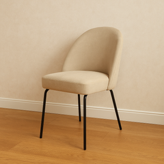 Creston-tuoli hiekan värisellä Chenille-verhoilukankaalla ja mustilla metallijaloilla. Stailattu visualisointi.