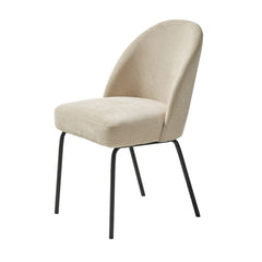 Creston-tuoli hiekan värisellä Chenille-verhoilukankaalla ja mustilla metallijaloilla.
