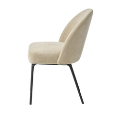 Creston-tuoli hiekan värisellä Chenille-verhoilukankaalla ja mustilla metallijaloilla.