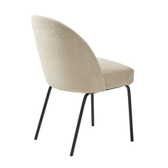 Creston-tuoli hiekan värisellä Chenille-verhoilukankaalla ja mustilla metallijaloilla.