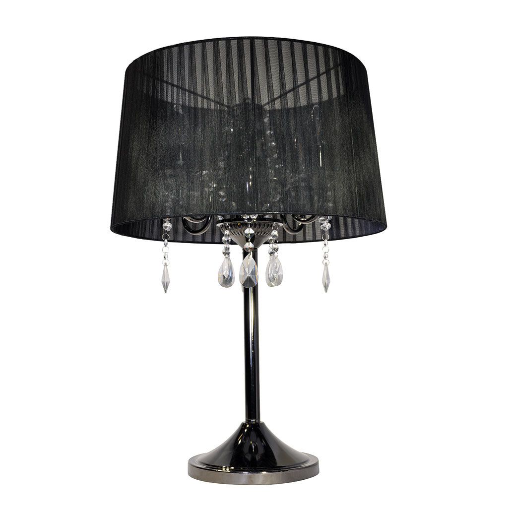 Kaunis Design By Gönlundin musta Crystal-pöytävalaisin. Valaisimen varjostin on musta ja jalka mustakromin värinen.