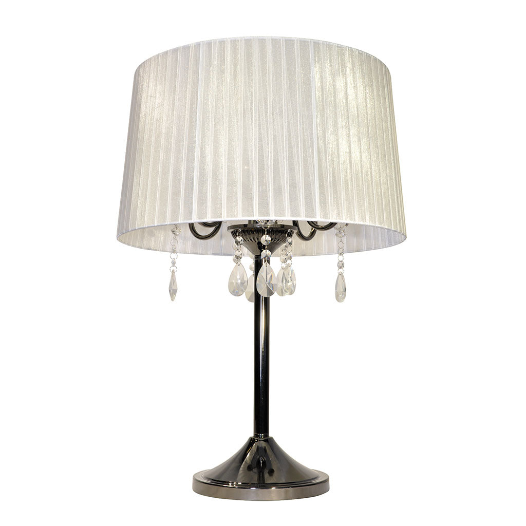 Kaunis Design By Gönlundin valkoinen Crystal-pöytävalaisin. Valaisimen varjostin on valkoinen ja jalka mustakromin värinen.