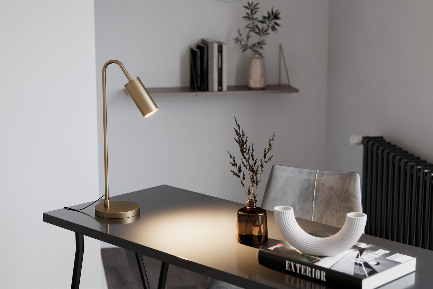 Kullanvärinen Curve pöytävalaisin 51 Cm sisustuksessa.