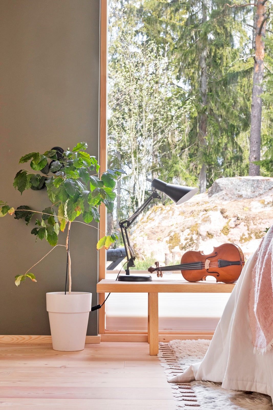 Davina pöytävalaisin, musta - ikkunan ääressä sivupöydällä.