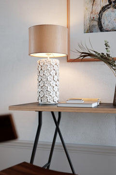 Fiore pöytävalaisin 55 cm sisustuksessa.