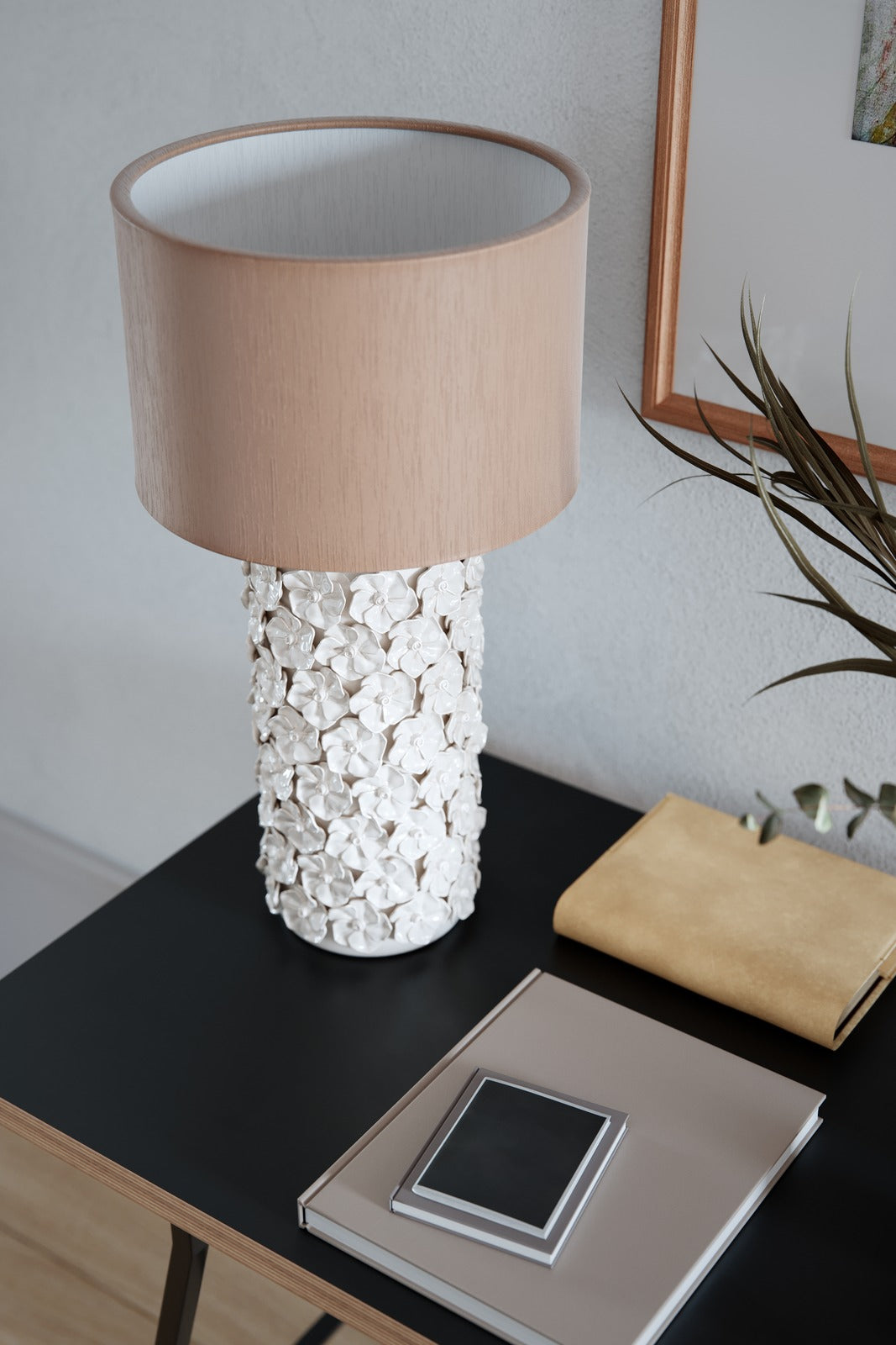 Fiore pöytävalaisin 55 cm sisustuksessa.