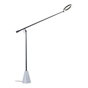 Halo Mega LED-lattiavalaisin mattamustana ja valkoisella marmorijalustalla. Valaisimen korkeuden säätövara on 140 - 270 cm, syvyys 164 cm.