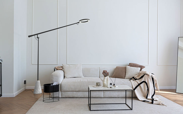 Kuvassa on Halo Mega LED-lattiavalaisin mattamustana ja valkoisella marmorijalustalla. Valaisimen korkeuden säätövara on 140 - 270 cm, syvyys 164 cm.