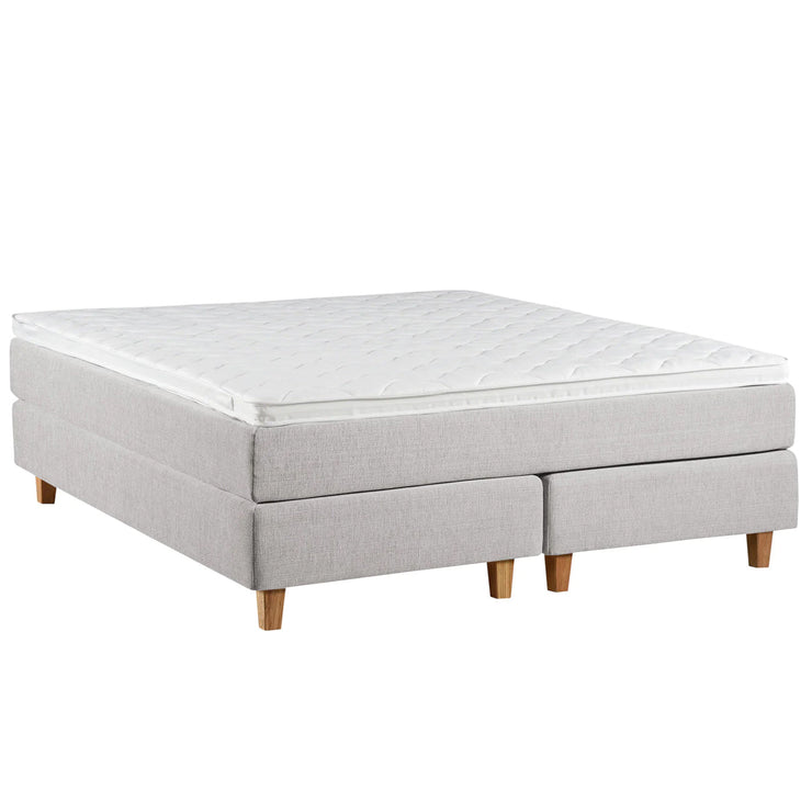 Beige Aava Limited Edition -jenkkisänky 160x200 cm luonnonvärisillä Royal-tammijaloilla ja 80 mm paksulla profiloidulla sijauspatjalla.