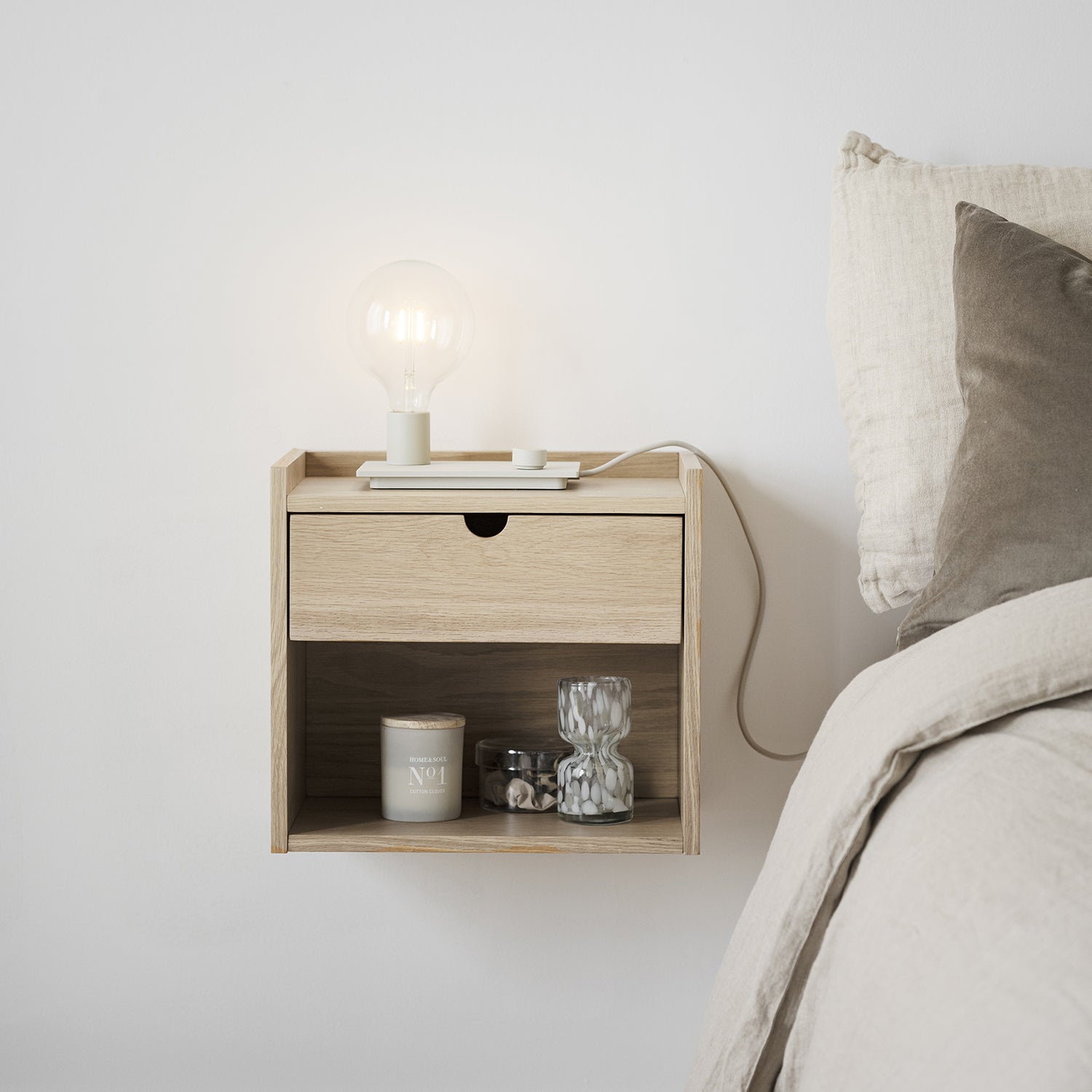 HILLMOND seinähylly / yöpöytä 40 cm