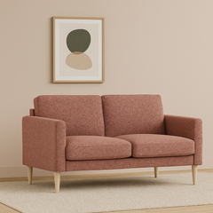 Kuvassa on Ilona 2-istuttava sohva punaisella Altamura 113 -kankaalla ja luonnonvärisillä 18 cm korkeilla pyöreäkartiojaloilla.  Kuvan sohvassa on 10 cm leveät KN10-käsinojat. Stailattu visualisointi.