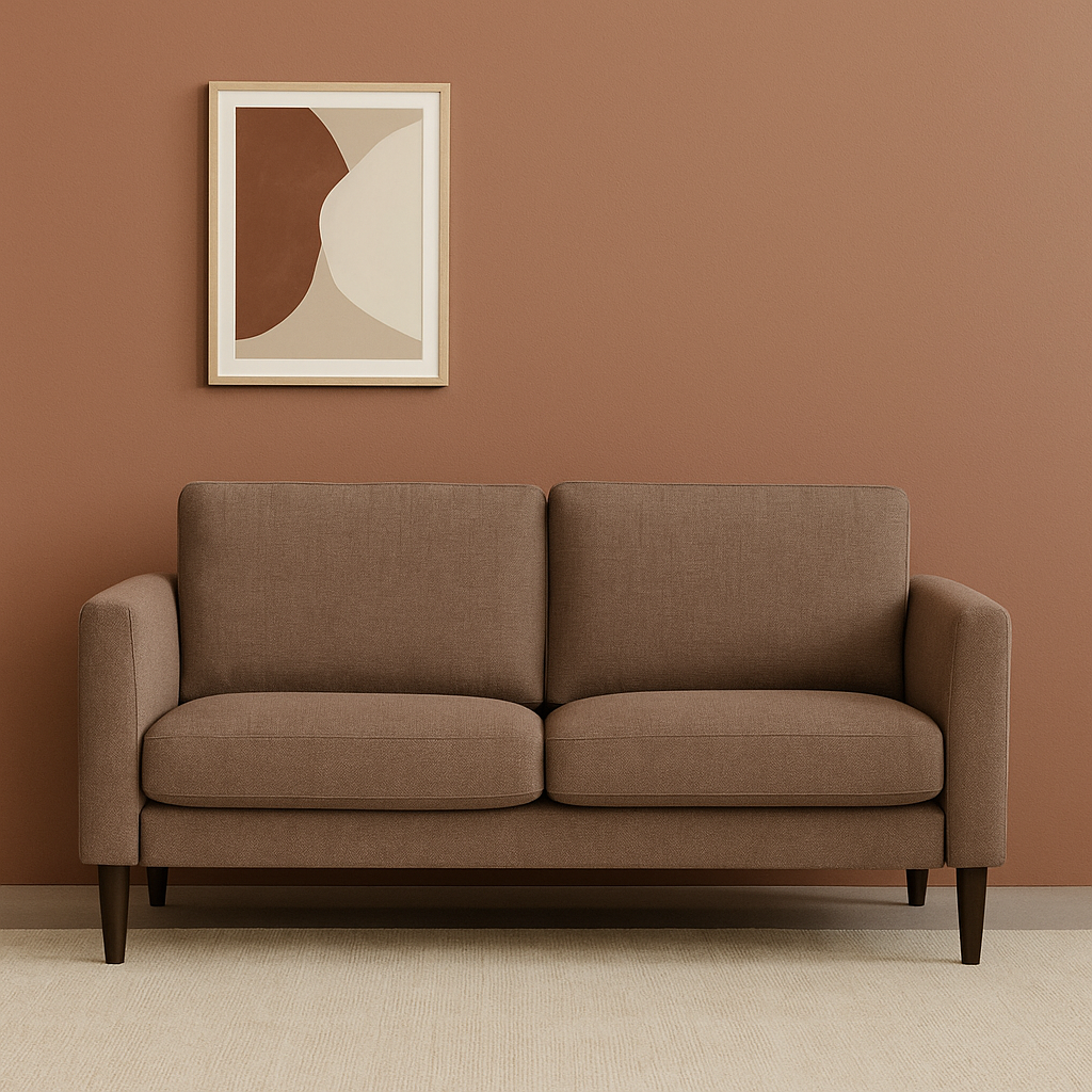 Kuvassa on Ilona 2-istuttava sohva tumman beigenvärisellä Barcelona 30 -kankaalla ja wengen värisillä 18 cm korkeilla pyöreäkartiojaloilla. Kuvan sohvassa on 10 cm leveät KN10-käsinojat. Stailattu visualisointi.