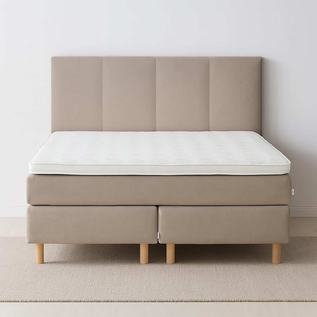 Juhlajenkki Sonaatti -jenkkisänkypaketti verhoiltuna beigellä Feel 05 -kankaalla. Valkoinen Relax-petauspatja ja luonnonväriset pyöreät tolppajalat, sekä Heaven by Unico Gold -sängynpääty kuuluvat pakettiin. Stailattu visualistointi.