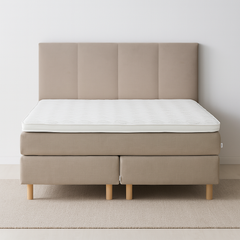 Juhlajenkki Sonaatti -jenkkisänkypaketti verhoiltuna beigellä Feel 05 -kankaalla. Valkoinen Relax-petauspatja ja luonnonväriset pyöreät tolppajalat, sekä Heaven by Unico Gold -sängynpääty kuuluvat pakettiin. Stailattu visualistointi.