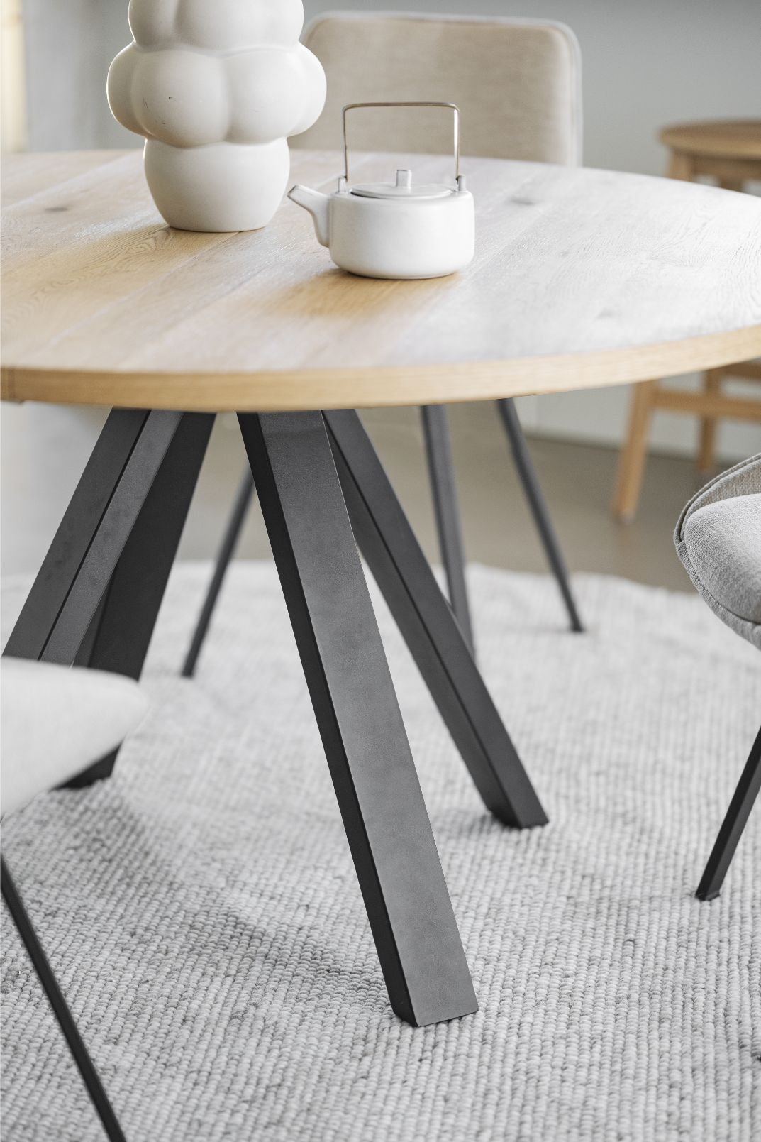 Tammenvärinen Maddock-ruokapöytä.