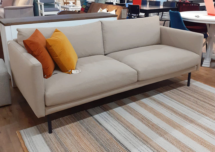 Kuvassa on 3-istuttava Malmö-sohva beigellä Modena 05 -kankaalla kuvattuna myymälämiljöössä. Kuvan muut tuotteet myydään erikseen.