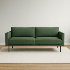 3-istuttava Malmö-sohva vihreällä Melody 70 -kankaalla verhoiltuna. Sohvassa on mustat 21 cm korkeat metallijalat. Stailattu visualisointi.