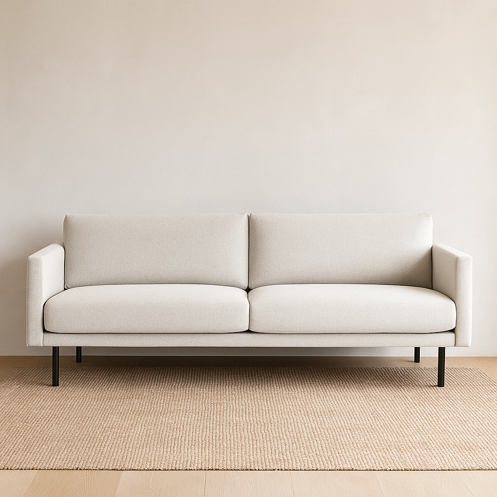 3-istuttava Malmö-sohva vaaleanharmaalla Melody 220 -kankaalla verhoiltuna. Sohvassa on mustat 21 cm korkeat metallijalat. Stailattu visualistointi.