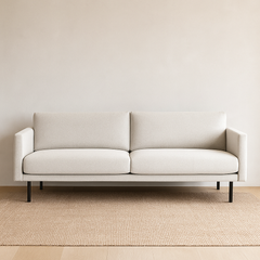 3-istuttava Malmö-sohva vaaleanharmaalla Melody 220 -kankaalla verhoiltuna. Sohvassa on mustat 21 cm korkeat metallijalat. Stailattu visualistointi.