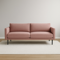 3-istuttava Malmö-sohva roosan värisellä Melody 170 -kankaalla verhoiltuna. Sohvassa on mustat 21 cm korkeat metallijalat. Stailattu visualisointi.