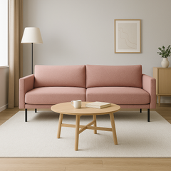 3-istuttava Malmö-sohva roosan värisellä Melody 170 -kankaalla verhoiltuna. Sohvassa on mustat 21 cm korkeat metallijalat. Stailattu visualisointi.