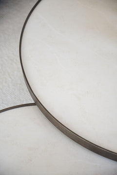 Ruskea Marsden-sohvapöytä. Lähikuvassa pöydän kivimäinen, keraaminen kansi.