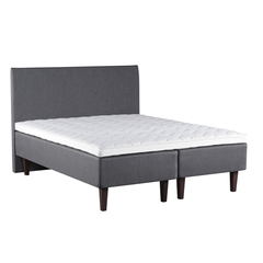 Harmaa Meri-runkopatja wengenvärisillä Royal-tammijaloilla ja profiloidulla sijauspatjalla. Kuvan Aalto-sängynpääty myydään erikseen.