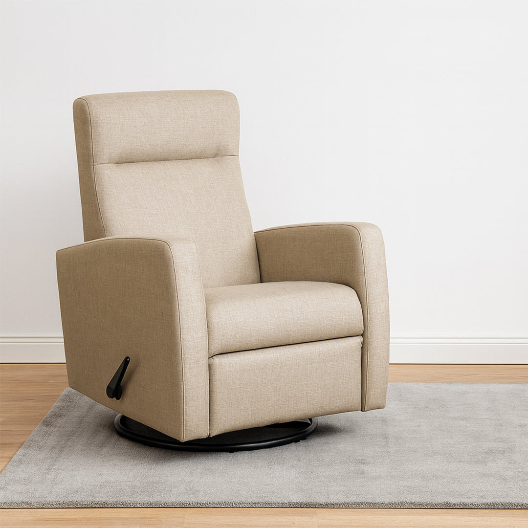 Nauvo 4 -recliner-tuoli beigellä Suma 16 -verhoilukankaalla. Nauvo 4 -mekanismituoli on malliltaan siro ja kapea recliner, jonka toimintoja säädetään kuvassa näkyvästä muovisesta kahvasta. Stailattu visualisointi.