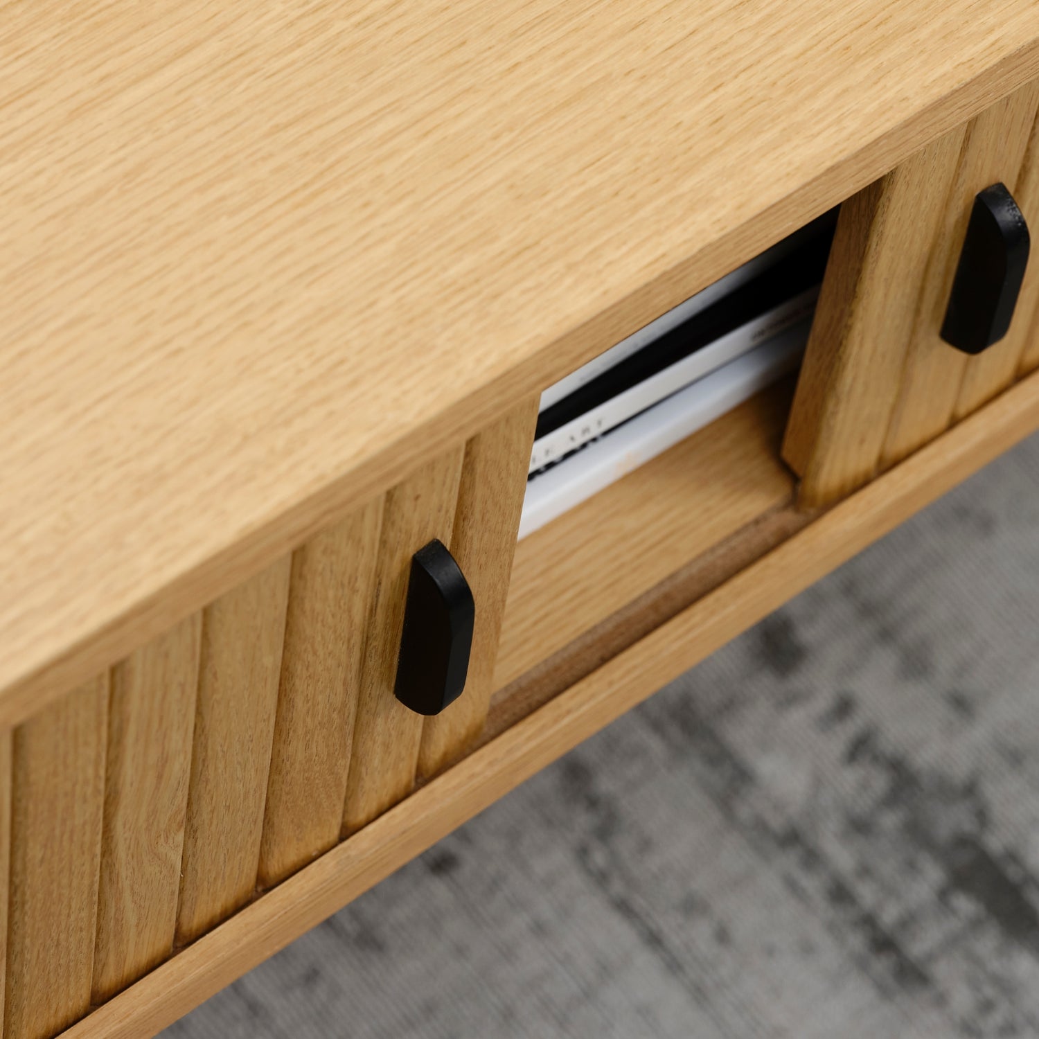 Lähikuvassa Nola-sohvapöydän kätevät liukuovet. 