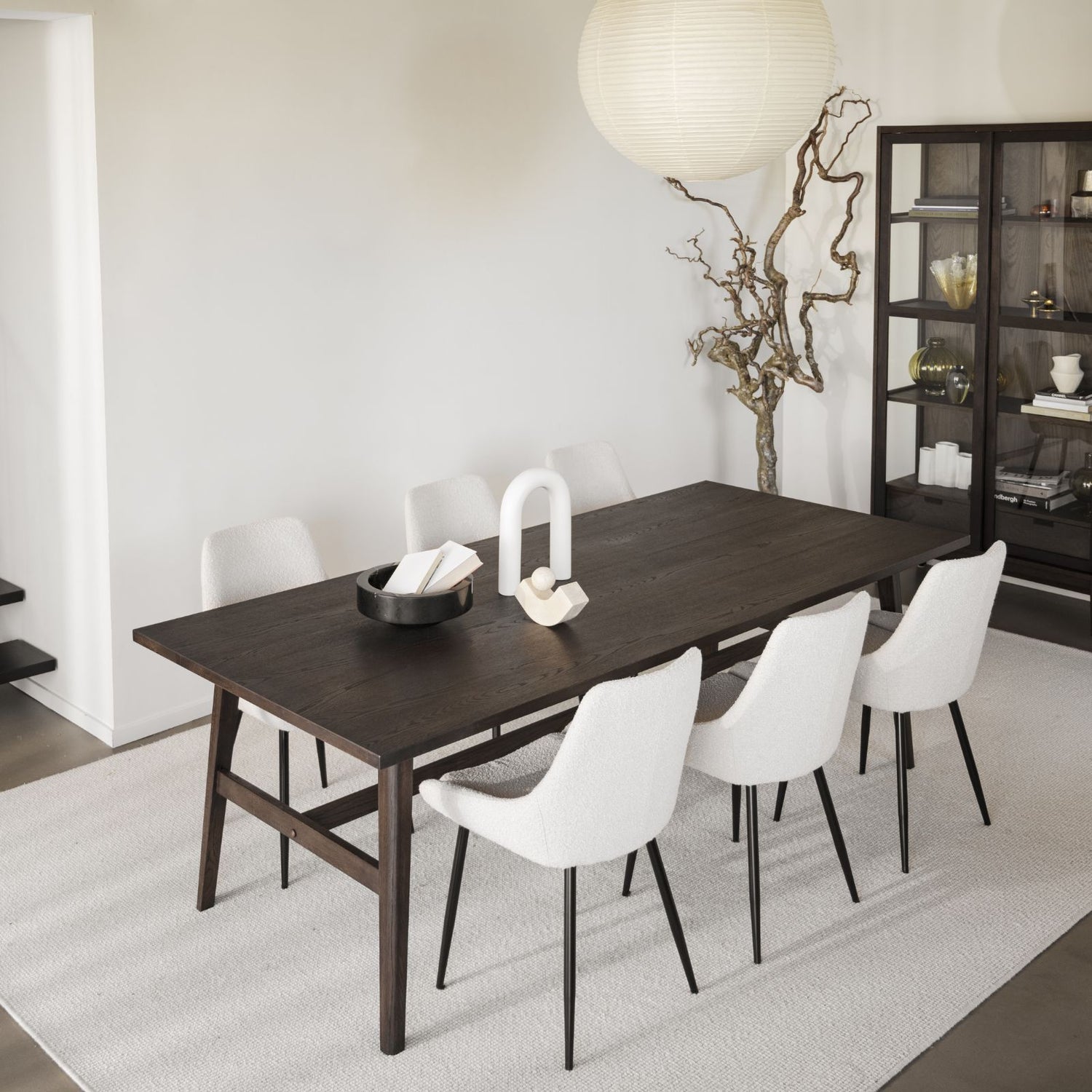 Savutammenvärinen Plainfield-ruokapöytä. (Kuvassa myös erikseen myytävät  Sierra-tuolit sekä Hazelton-lasikaappi).