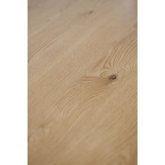 Lähikuvassa tammenvärisen Plainfield-ruokapöydän levy.