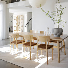 Tammenvärinen Plainfield-ruokapöytä. (Kuvassa myös erikseen myytävät Wolcott-tuolit ja taustalla Hazelton-lasikaappi).