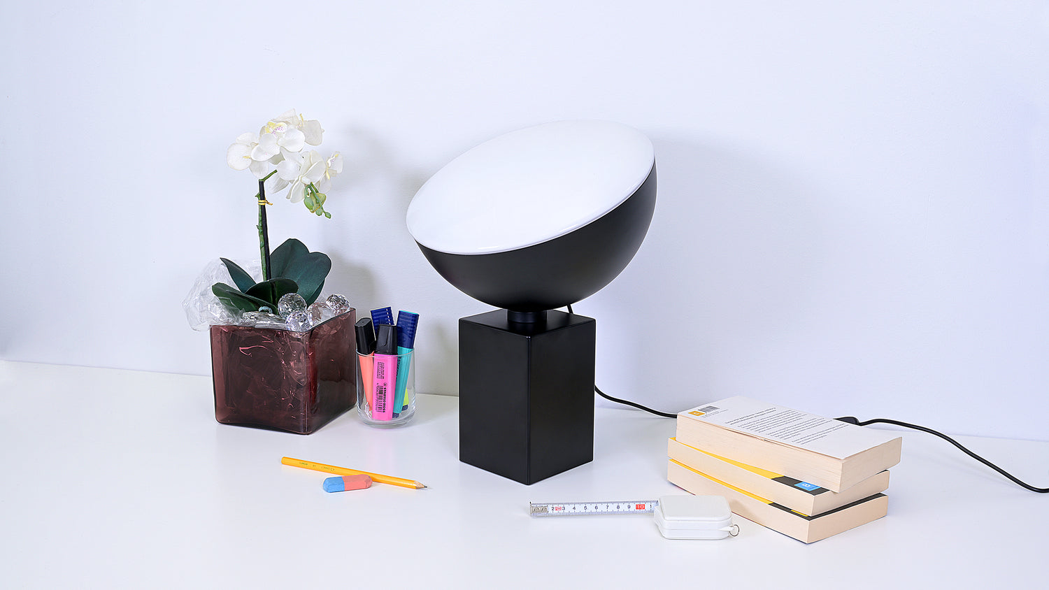 Pod-pöytävalaisin sopii hyvin esimerkiksi työskentelyvaloksi. Kuvassa valo pois päältä.