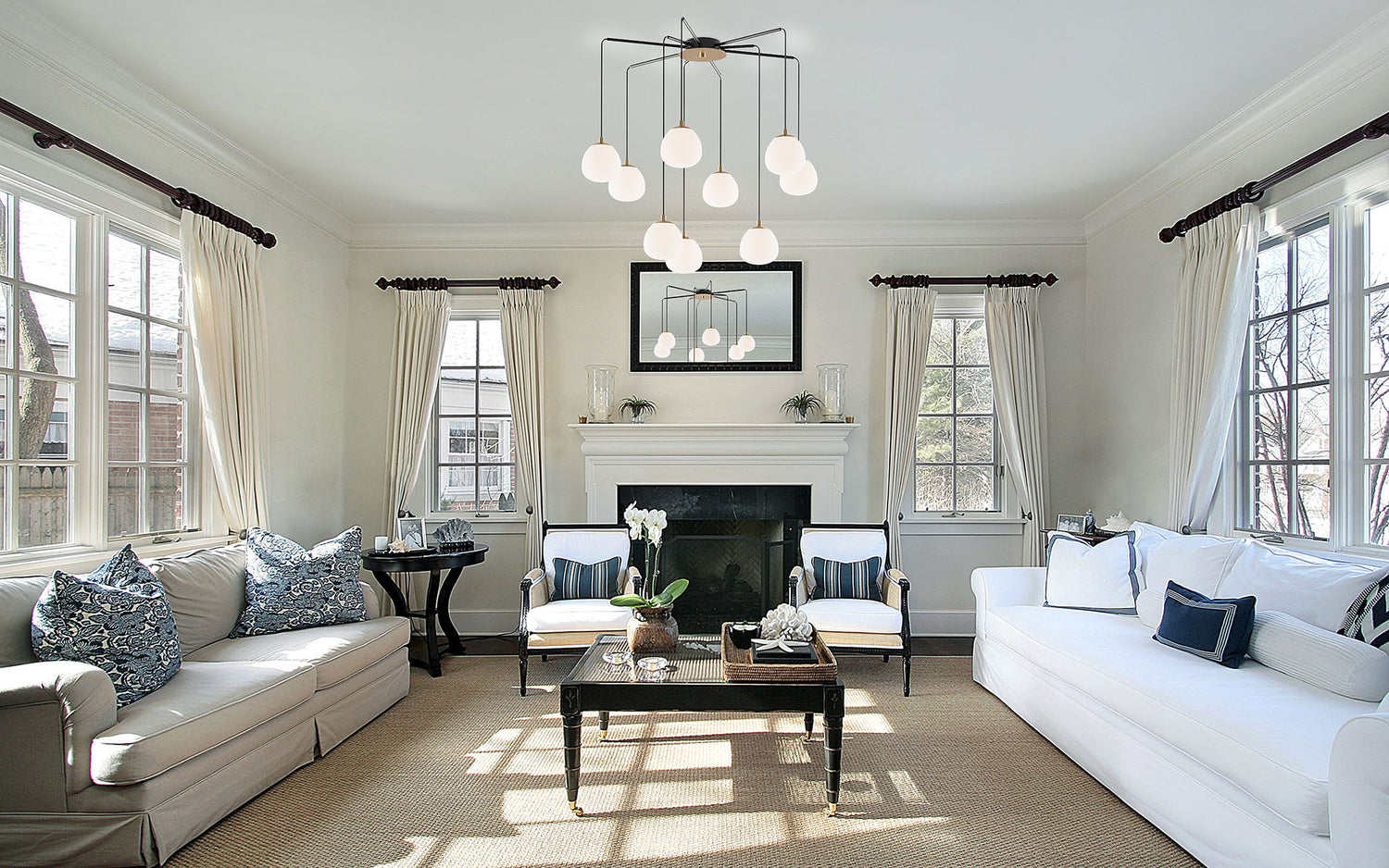 Kuvassa on Raindrop-kattovalaisin mattamessinki/mattamusta opaaleilla lasipalloilla.