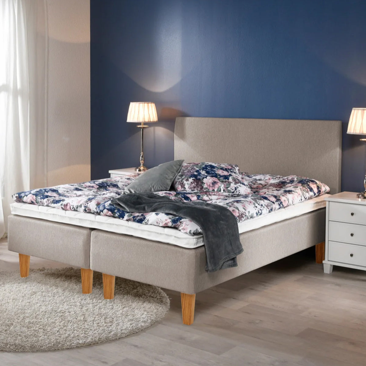 Ranta-runkopatjan beige sävy sopii monenlaiseen sisustukseen. Kuvassa on beigenvärinen sänky luonnonvärisillä Royal-tammijaloilla ja valkoisella profiloidulla sijauspatjalla. Kuvan sängynpääty myydään erikseen.