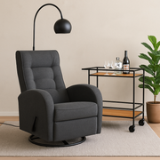 Salla-reclinertuoli antrasiitti Verde 19 -kankaalla sekä Dolce Vita-tarjoilupöytä ja Round Single-lattiavalaisin. Stailattu visualisointi.