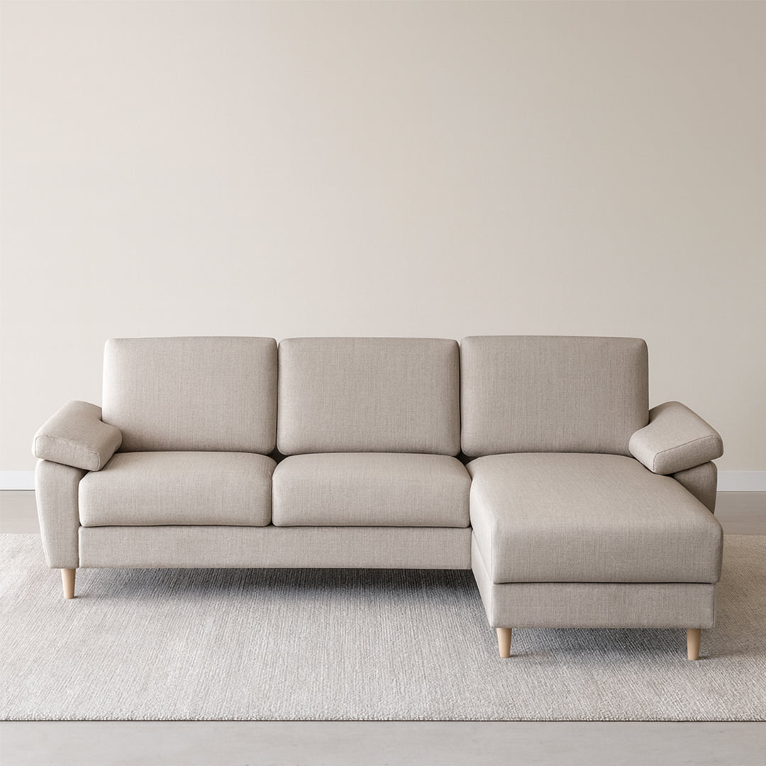 Salla-divaanivuodesohva beigellä Sparr 362 -kangasverhoilulla ja luonnonvärisillä puujaloilla. Stailattu visualisointi.