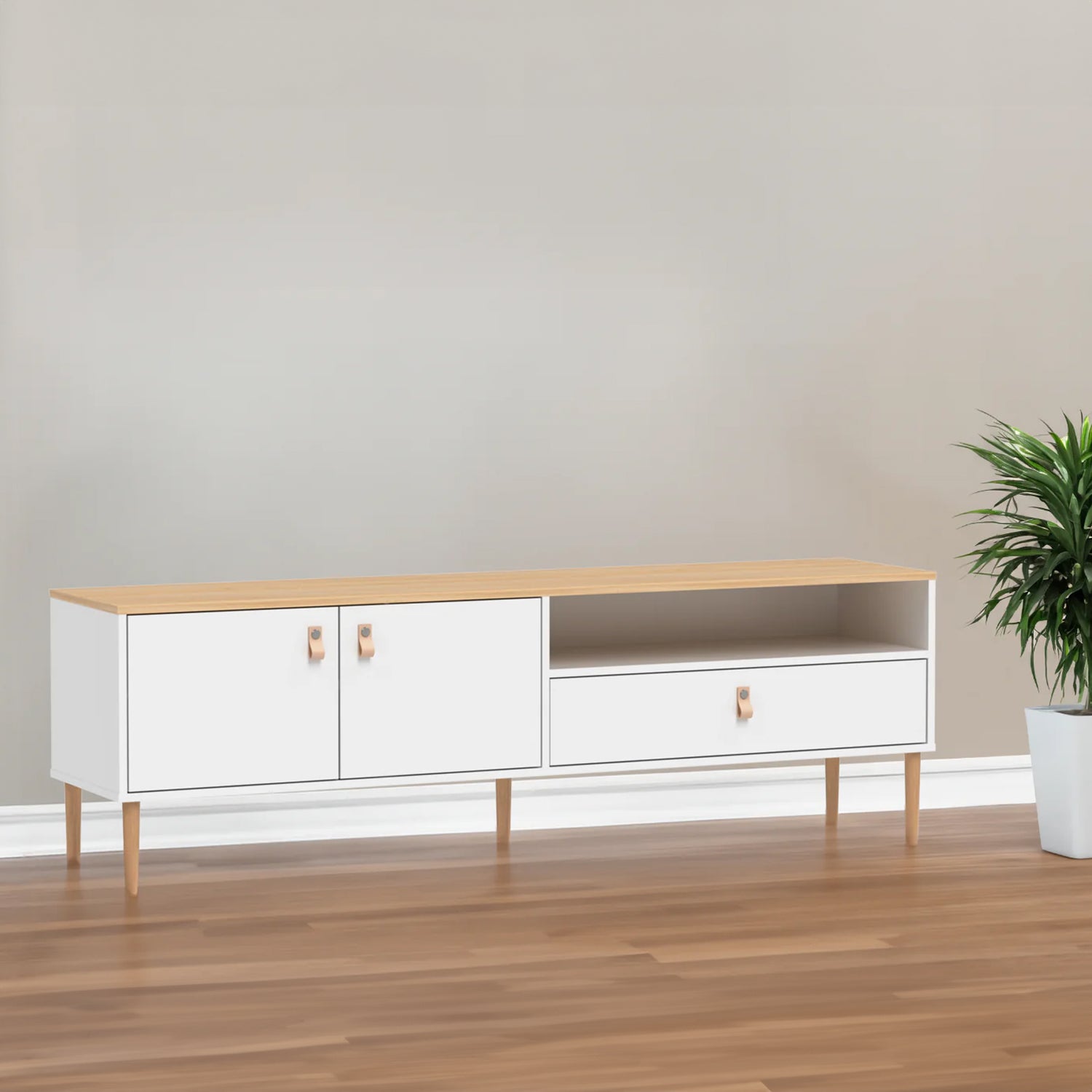 Kuvassa on valkoinen-luonnonvärinen Stemma-tv-taso lv-tammijaloilla sekä tammenvärisellä kannella. Kalusteessa on luonnonväriset nahkavetimet.