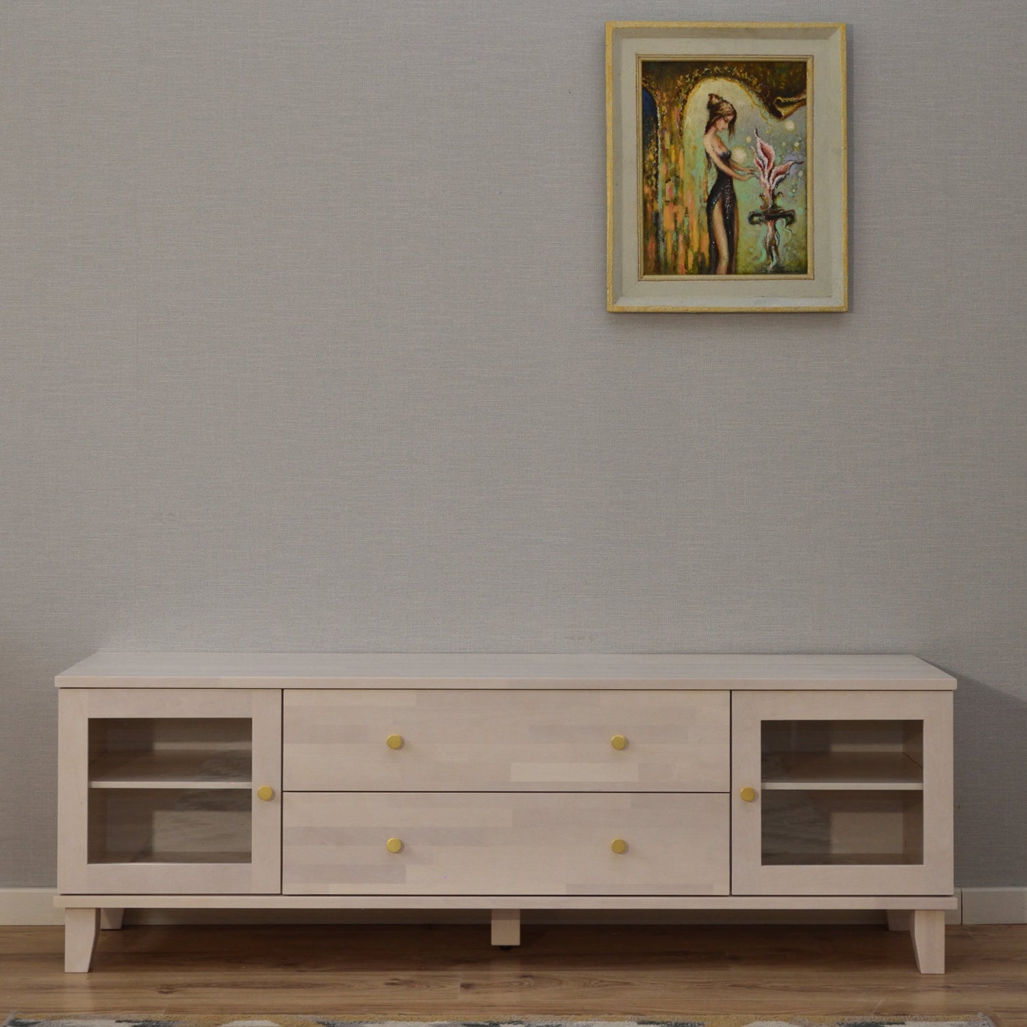 Kuvassa on kuultovalkoinen Vuokatti-tv-taso lasiovilla, puujaloilla ja kullanvärisillä nuppivetimillä.